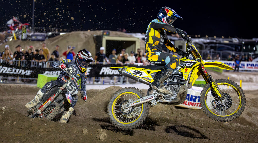 Ken Roczen leads Justin Barcia